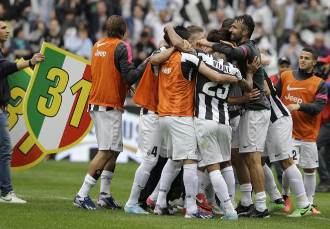 Abbraccio collettivo per i giocatori bianconeri allo Juventus Stadium. Ap